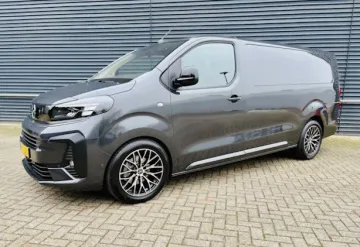 Vervoerder Bestelwagen Opel Vivaro in Paris Frankrijk